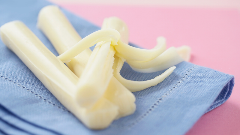 Illustration for article titled Why does string cheese string?